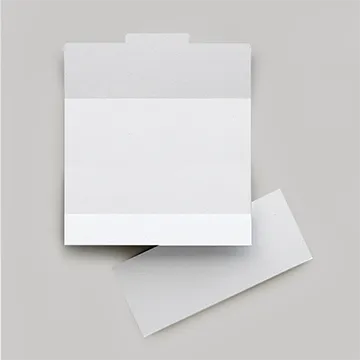 Kompaktes Pocket-Präsent: Gutschein mit Fokus auf Typografie und Logo.